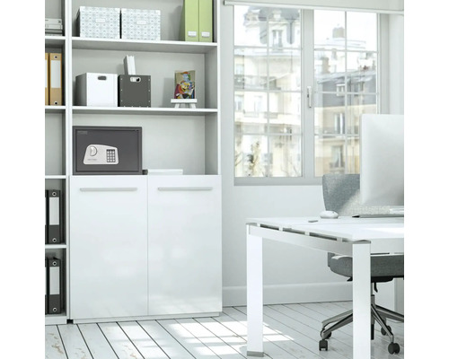 Büro mit Schreibtisch, Bürostuhl, Regal und Möbeltresor