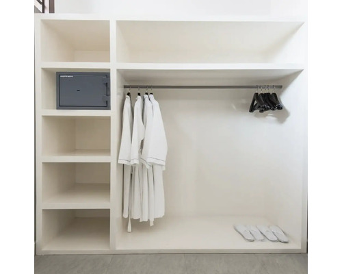 Begehbarer Kleiderschrank mit Safe, Bademänteln, Kleiderbügeln und Hausschuhen