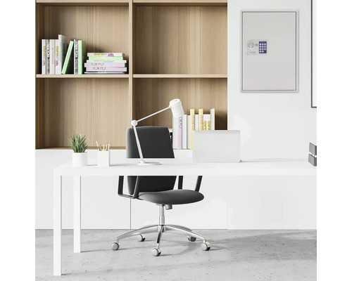 Bureau avec bureau, chaise de bureau, étagère et coffre-fort