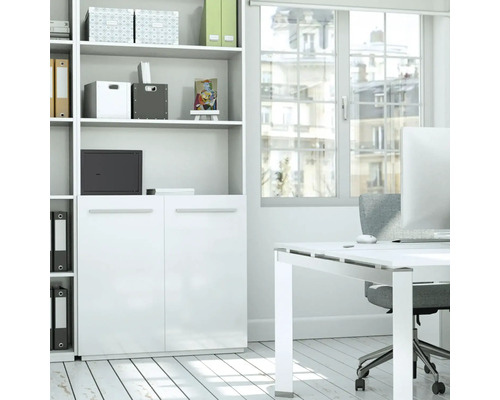 Bureau lumineux avec bureau, chaise de bureau et étagère blanche