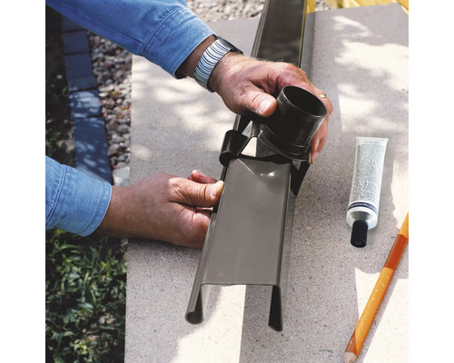 Montage de gouttière avec de la colle et des outils