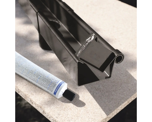 Gouttière avec tube de colle pour l''installation