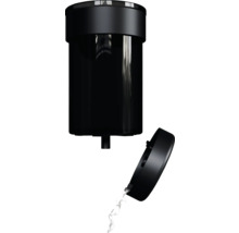 Abbildung eines Wasserfilters mit geöffnetem Deckel und auslaufendem Wasser