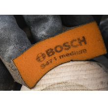 Bosch Schleifpad mittel auf Holz mit Handschuh