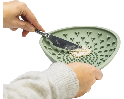 Spatule avec masse dans un bol de mélange