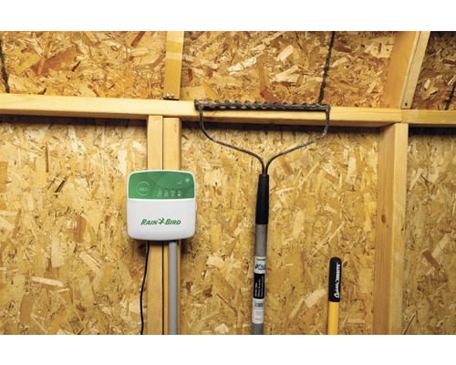 Logo Rain Bird, contrôleur d''irrigation ARCO avec râteau et outils de jardinage