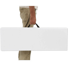 Un homme porte une table pliante blanche