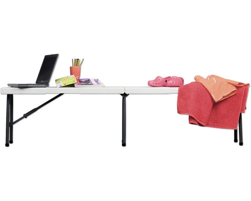 Table pliante avec ordinateur portable, pot à crayons, livres, chaussures, serviette et haut