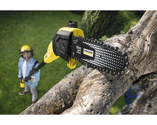 Elagueuse sur perche Kärcher avec une longueur de coupe de 20 centimètres en action, homme avec équipement de protection à l''arrière-plan