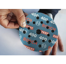 Papier abrasif grain 400 dans la main