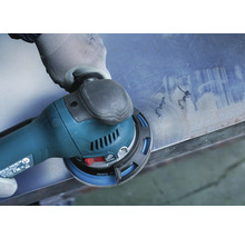 Ponceuse rotative en utilisation sur du métal