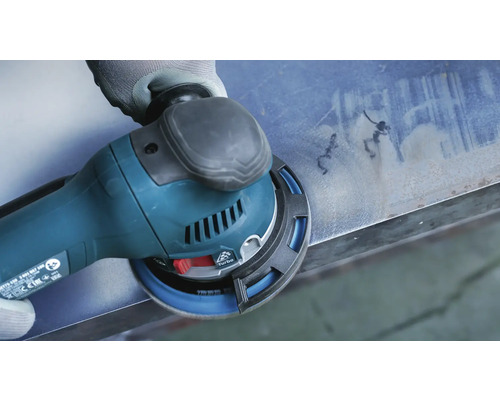 Une ponceuse excentrique est utilisée pour poncer une surface métallique.