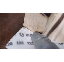 Papier abrasif grain 120 ponçant du bois