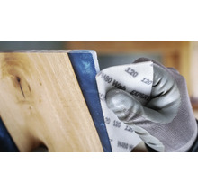 Schleifen eines Holzstücks mit Schleifpapier der Körnung 120