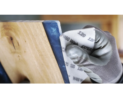 Schleifen eines Holzstücks mit Schleifpapier der Körnung 120