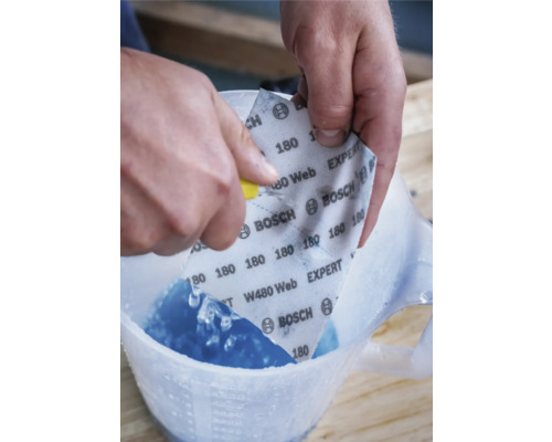 Ein Schleifgitter mit einer Körnung von 180 wird in Wasser eingeweicht.