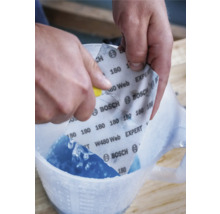 Papier abrasif de grain 180 de Bosch plongé dans l''eau