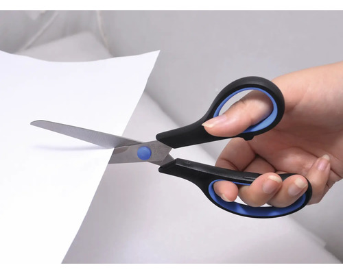 Ciseaux coupant du papier