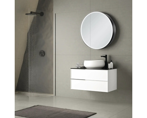 Salle de bain moderne avec douche, meuble sous-lavabo et miroir