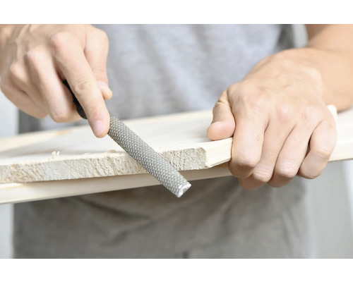 Eine Holzraspel wird zur Holzbearbeitung verwendet.