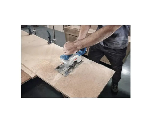 Akku-Handkreissäge im Einsatz zum Sägen eines Holzbretts
