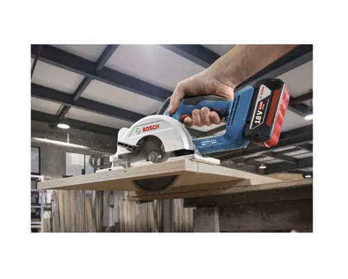 Akku-Kreissäge beim Schneiden eines Holzstücks