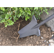 Bêche utilisée pour creuser la terre et les racines dans le jardin