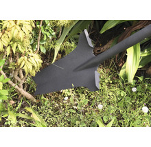 Bêche de jardin avec dents de scie dans le jardin.