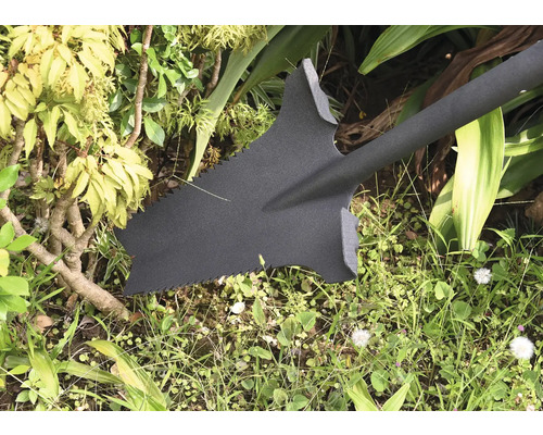 Gartenspaten mit Sägezähnen im Garten.