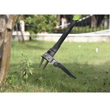 Outil de jardinage pour désherber avec long manche en utilisation