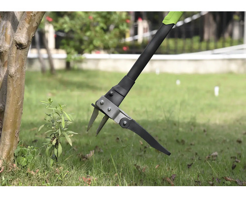 Outil de jardinage pour désherber avec long manche en utilisation