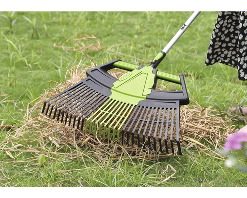 Râteau à feuilles pour ramasser les feuilles et les déchets de jardin dans le jardin.