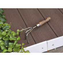 Griffe de jardin avec manche en bois sur sol en bois