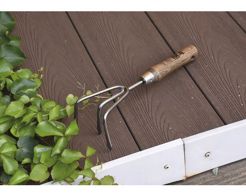 Griffe de jardin avec manche en bois sur sol en bois