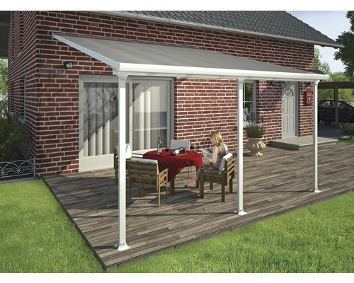 Terrassenüberdachung mit Frau, Tisch und Stühlen auf einer Holzterrasse