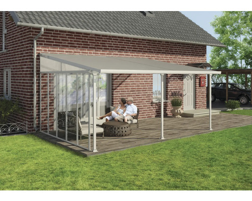 Terrassenüberdachung mit transparenten Wänden und sitzenden Personen