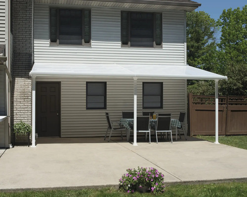 Terrassenüberdachung mit Gartentisch und Stühlen