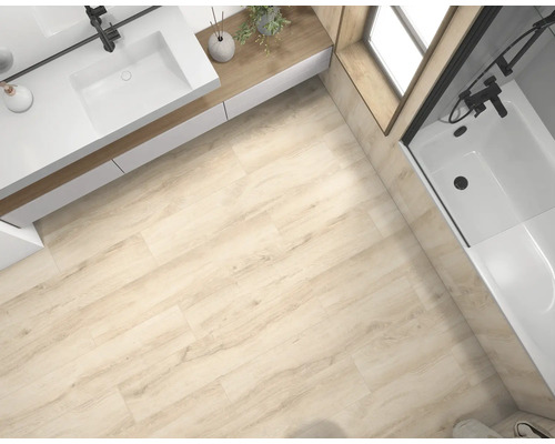 Salle de bains lumineuse avec lavabo, baignoire et carrelage de sol imitation bois