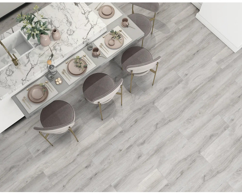 Salon lumineux avec parquet et coin repas avec îlot de cuisine