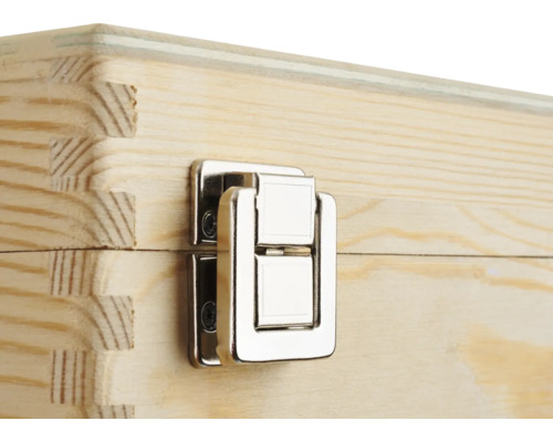 Gros plan d''une caisse en bois avec fermeture métallique