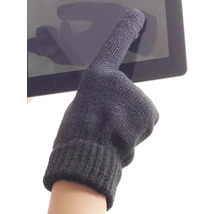 Eine Person bedient ein Tablet mit einem Handschuh.