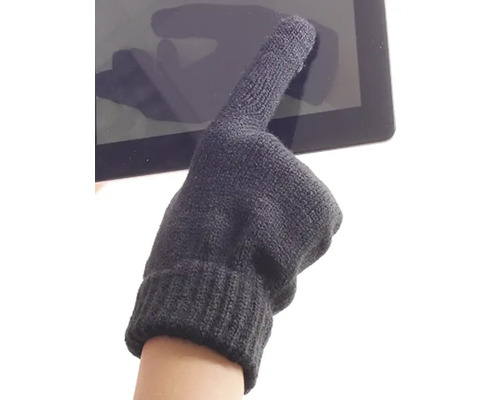 Eine Person bedient ein Tablet mit einem Handschuh.