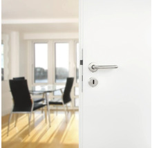 Porte intérieure blanche ouverte avec poignée de porte en métal