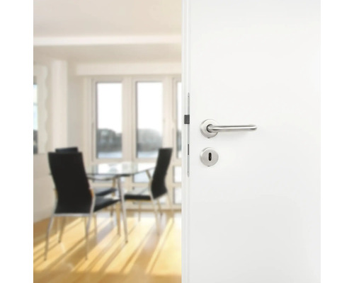 Porte intérieure blanche ouverte avec poignée de porte en métal