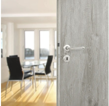 Porte intérieure avec poignée et serrure dans une salle à manger lumineuse