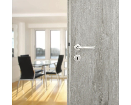 Porte intérieure avec poignée et serrure dans une salle à manger lumineuse