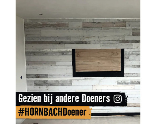 Wandgestaltung mit Holzpaneelen im Innenraum.