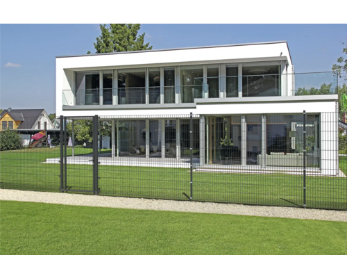 Clôture en treillis soudé devant une maison moderne avec de grandes façades vitrées