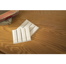 Zwei weisse Akustikplatten auf einem Holztisch