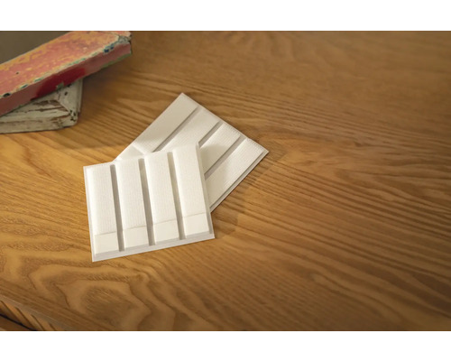 Zwei weisse Akustikplatten auf einem Holztisch